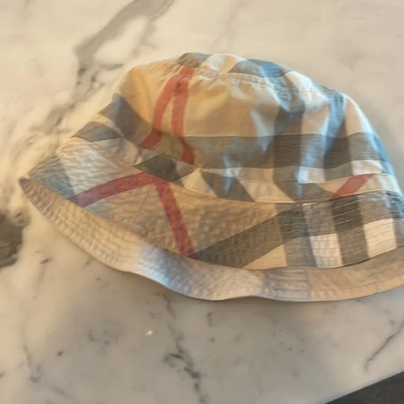 Burberry bucket hat super cute fit my daughter 9months to 24months